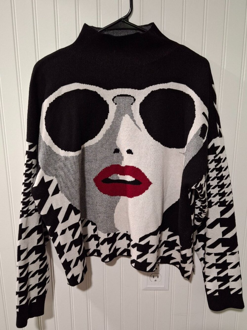 Akira XL Mock Turtleneck Sweater Ladies Face Red Lips Streetwear Stars
